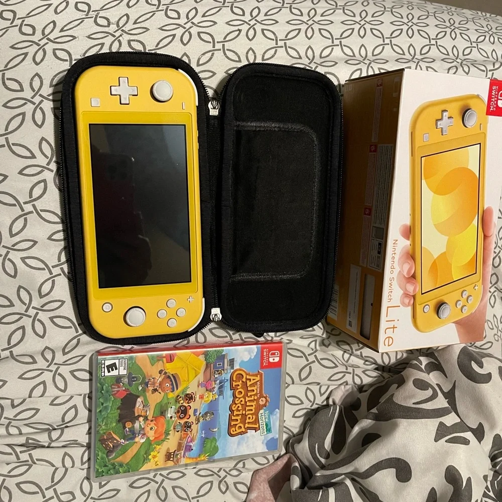 Barely used Switch Lite w game and case